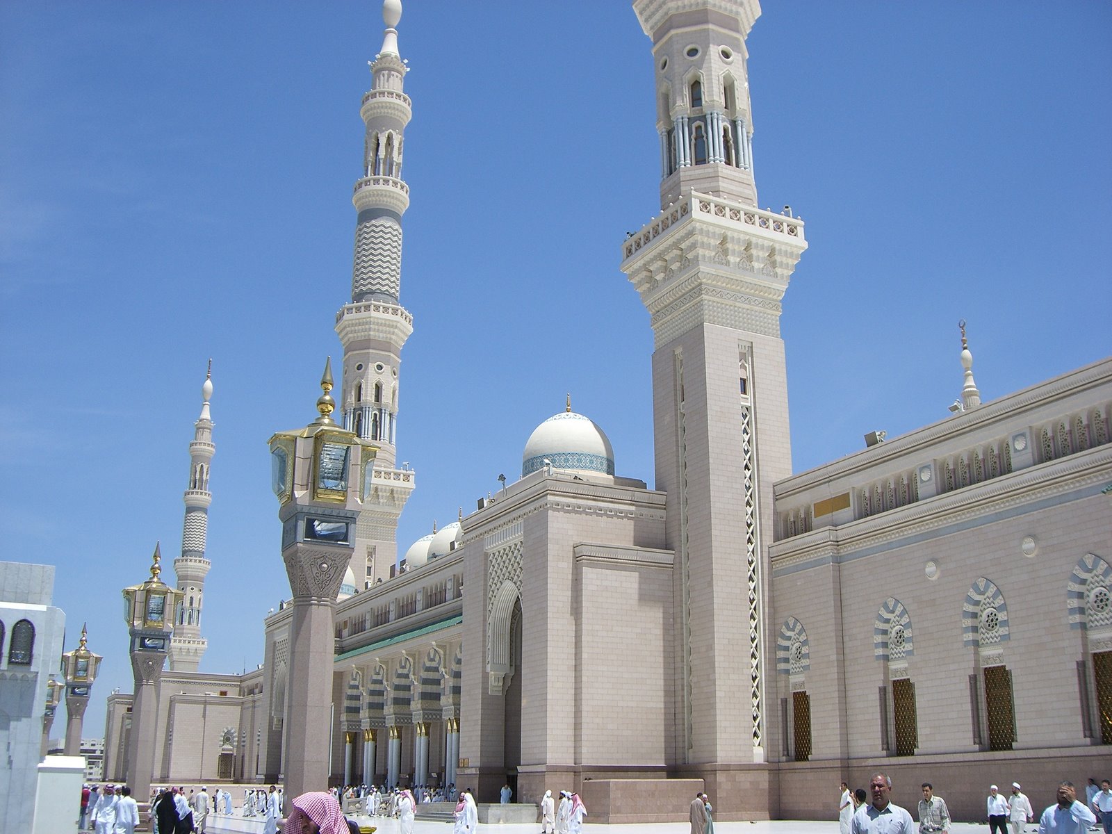 Медина что это. Мечеть пророка (Масджид АН-Набави). Медина мечеть пророка Мухаммеда. Минарет мечети в Медине. Медина мечеть пророка минареты.